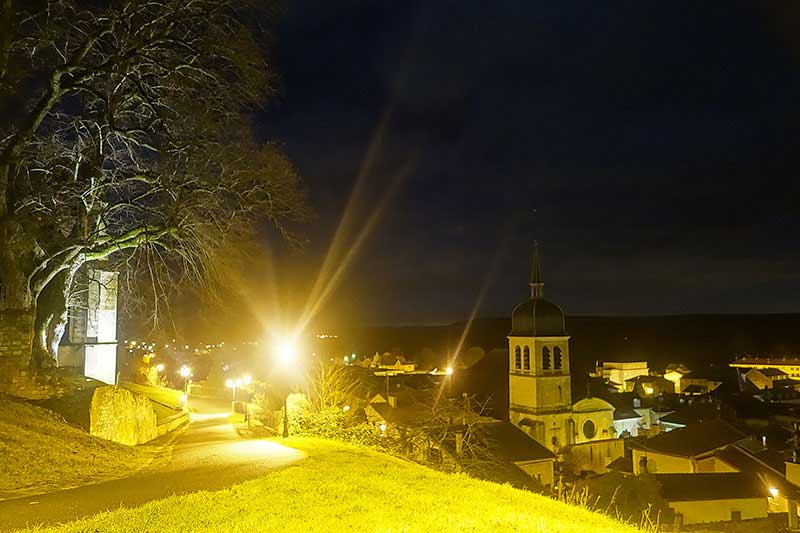 Die Stadt Vaucouleurs in Frankreich ist auch bei Nacht sehr schön
