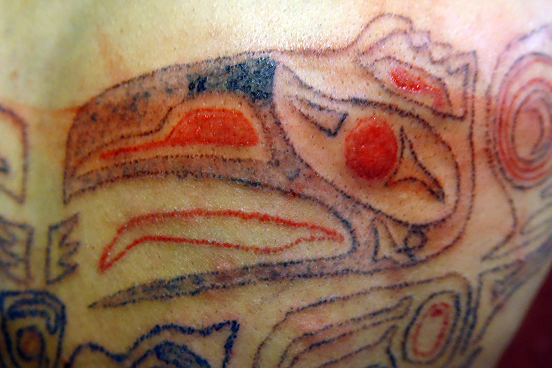 スティックとポーク 自分自身を入れ墨する儀式 Lebensabenteurer Schweiz