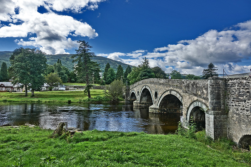 Antike Steinbrücke am Fluss