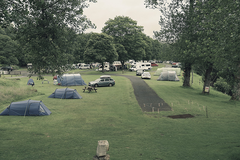 Campen kann man in Schottland fast nuf auf Campingplätzen.
