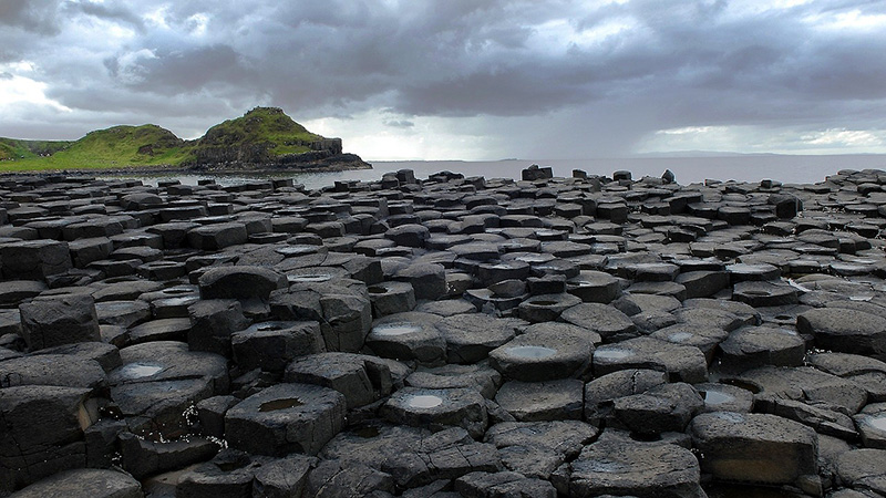 Erkaltete Lava hat Basaltsäulen entlang der Küste gebildet.