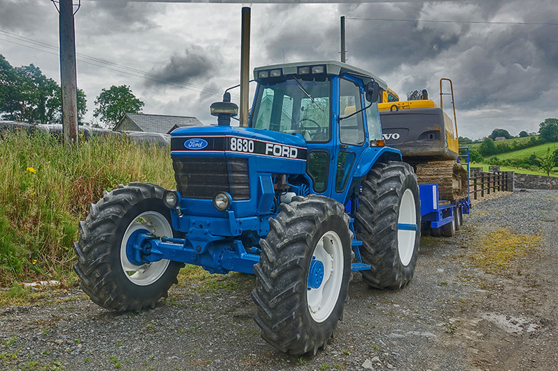 Ein auffallend blauer Traktor