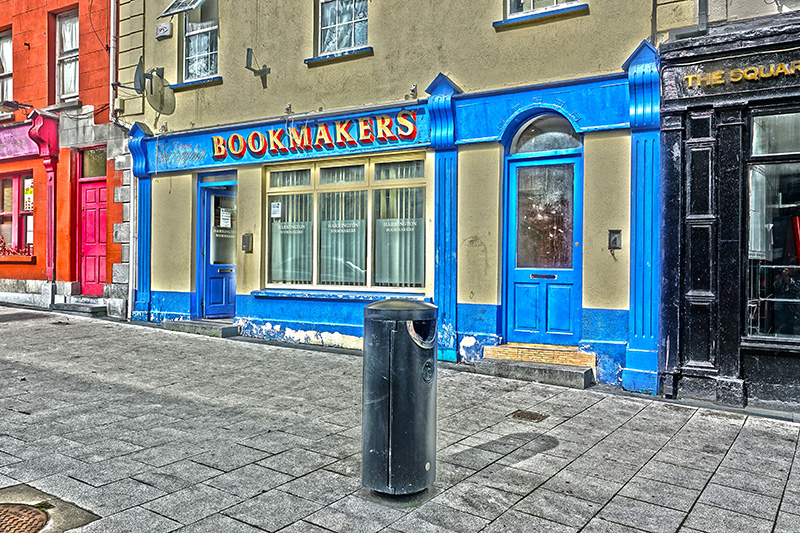 Typische Ladenfassade in Irland