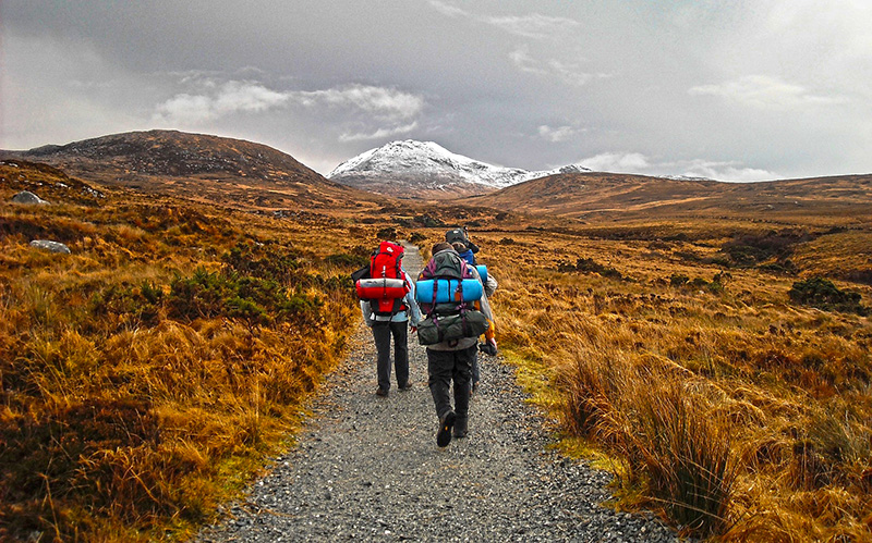 Einsame Wanderer, irischer Pilgerweg