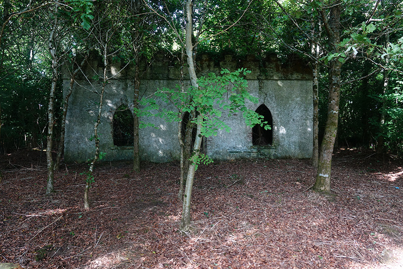Ein gruseliges Geisterhaus hinter den Bäumen