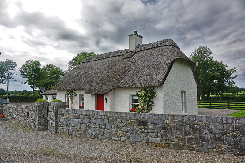 Reeddachhaus an der irischen Südküste