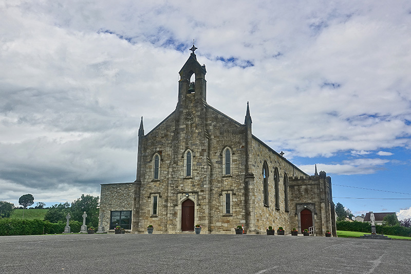Kirche mit großem Parkplatz
