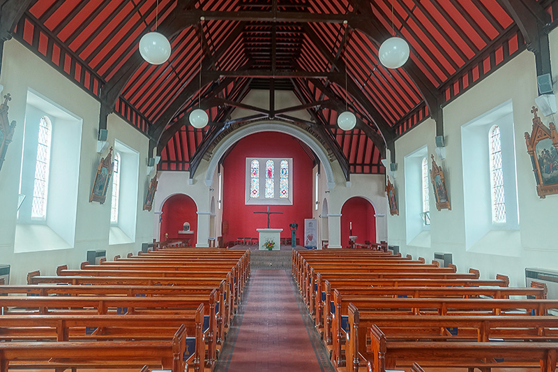 Kirche mit rotem Dach, Irland