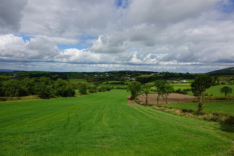 Typisch irische Landschaft: Wolken, Wiesen und Zäune