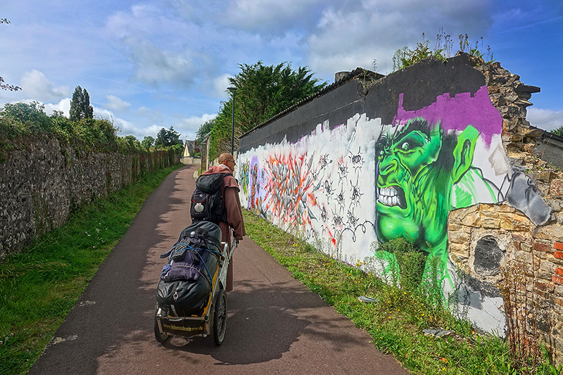 Ein Grafiti-Hulk ziert den Weg zum Kloster.