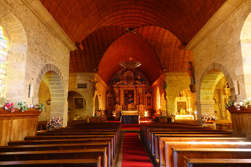 Mittelalterliche Kirche in rötlichem Lichtschein