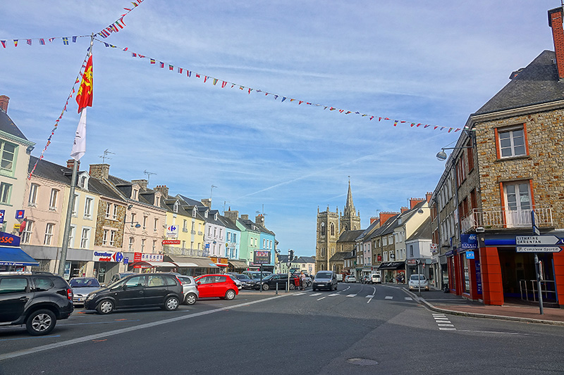 Die Hauptstraße von Saint Lo in der Normandie