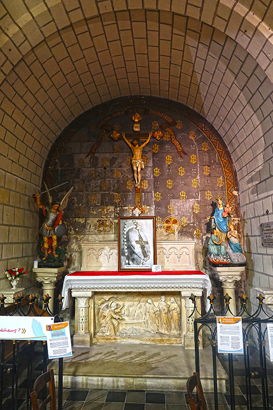 Die wichtigsten Heiligen auf einem Altar: Jesus, Maria und der Erzengel Michael