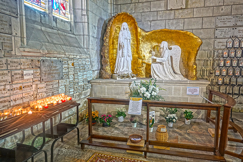 Die Marienstatie in der goldenen Grotte lockt jährlich viele Pilger an.