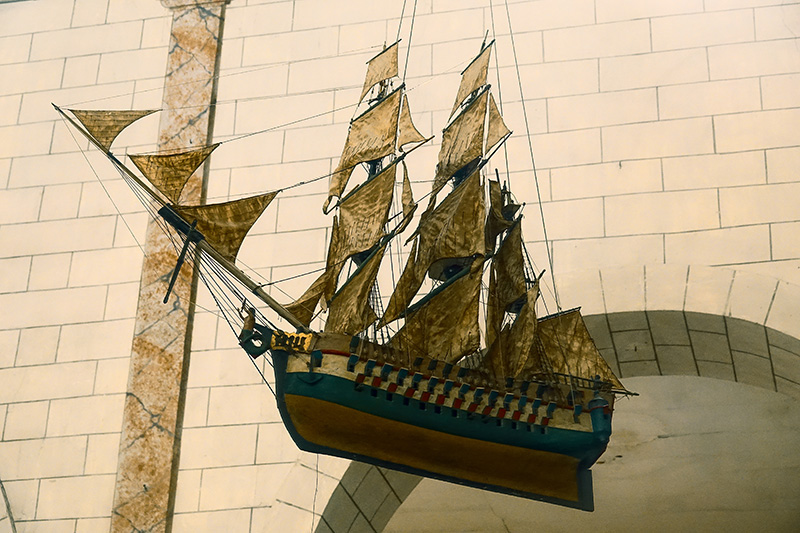 Ein Segelschiff hängt unter der Decke der Kirche