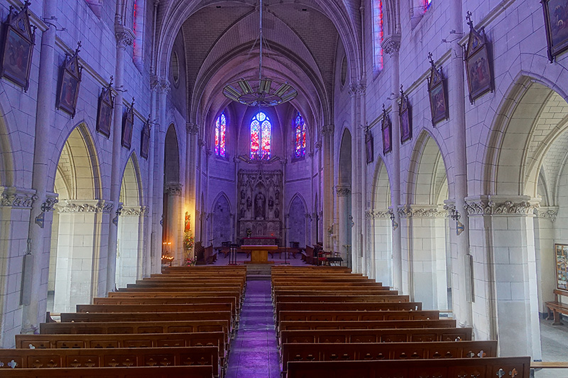 Die passender Kirche dazu erstrahlt in violettem Licht
