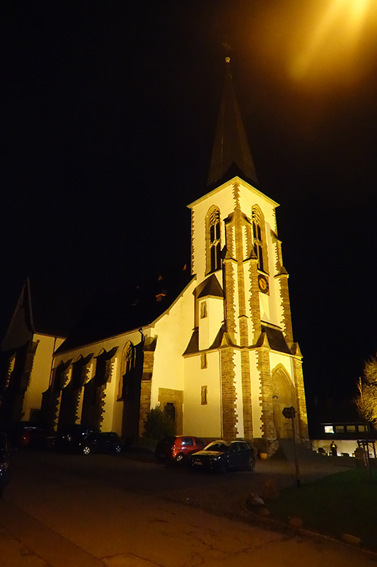 Tie Kirche von Tawern bei Nacht.