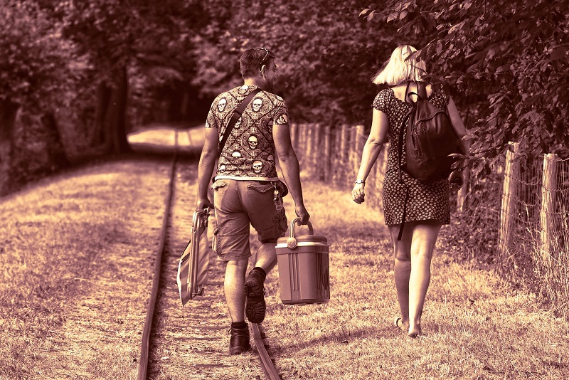 Foto: Paar auf dem Weg zum Picknick mit Kühlbox.