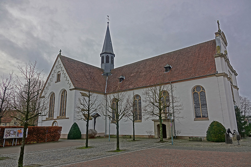 eine typische, weiße Kirche in Norddeutschland
