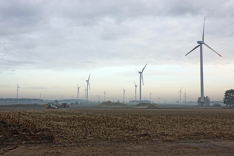 Ein häufiges Bild im Norden Deutschlands: Windräder und Agrarflächen.