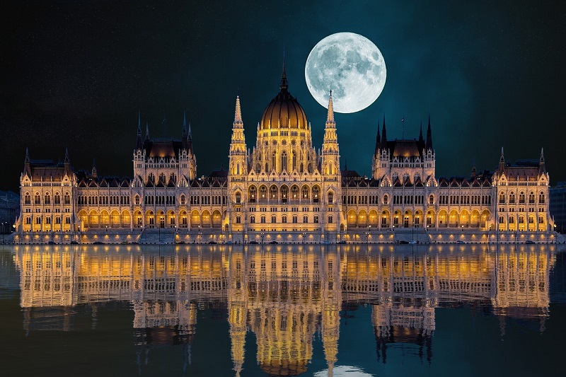 Das Regierungsgebäude in Budapest bei Nacht