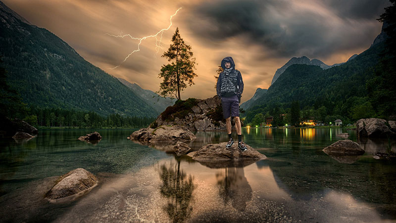 Der Survivalexperte Heiko Gärtner beobachtet das Wetter