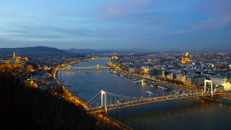 Wandern entlang der Donaupromenade in Budapest