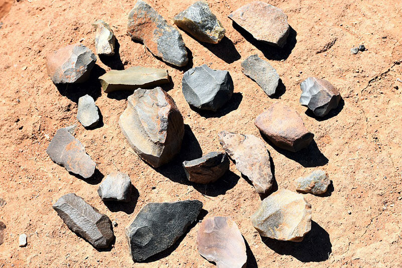 Feuersteine wurden in der Steinzeit vor allem zur Werkzeugherstellung verwendet, aber eher nicht zum Feuermachen.