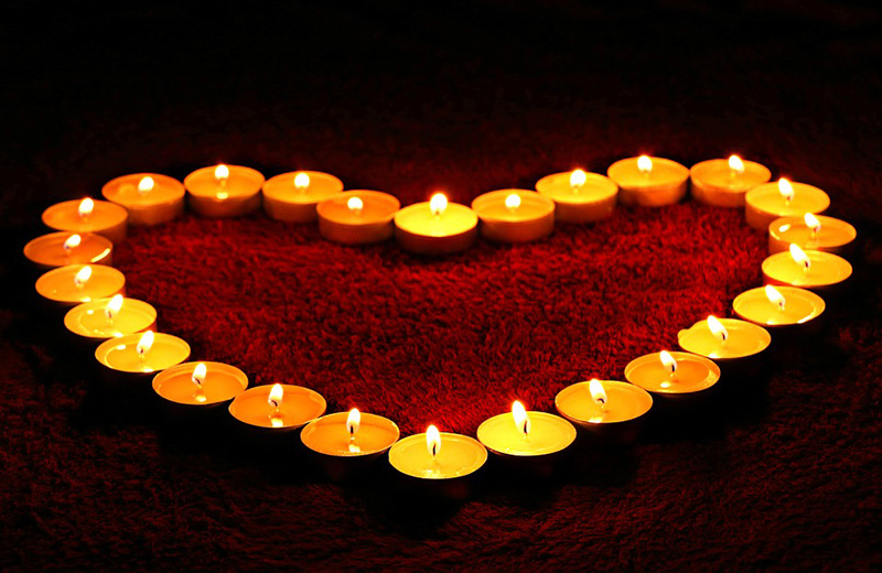 In Form von Kerzen sorgt Feuer sowohl für Licht als auch für Romantik