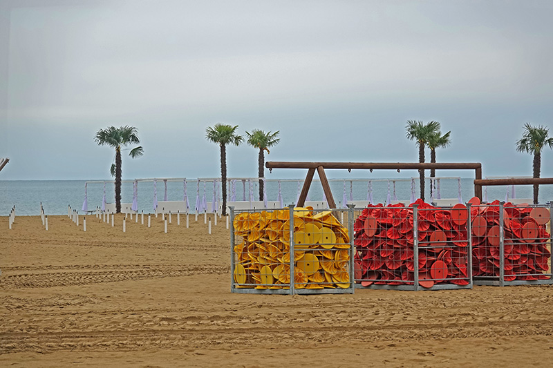 Sonnenschirmständer für Massentourismus am Strand