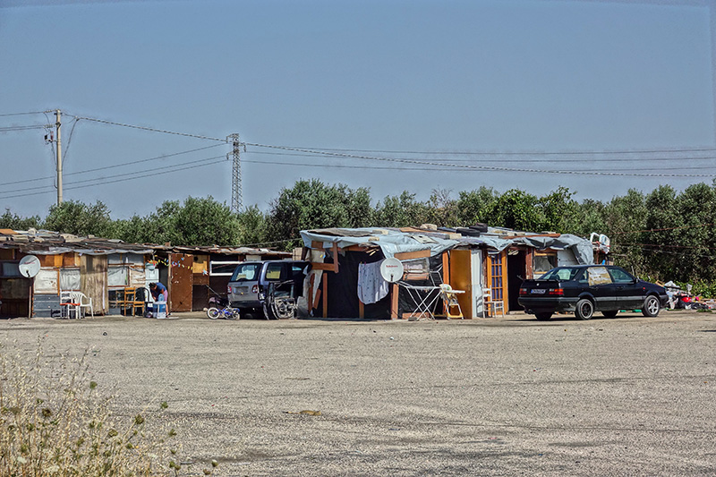 Arbeiterfamilien aus Rumänien und Bulgarien leben in selbstgebauten Mülldörfern