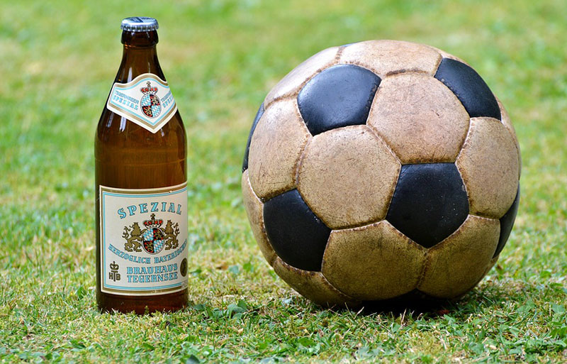 Fußball und Bier sind eine beliebte Kombination