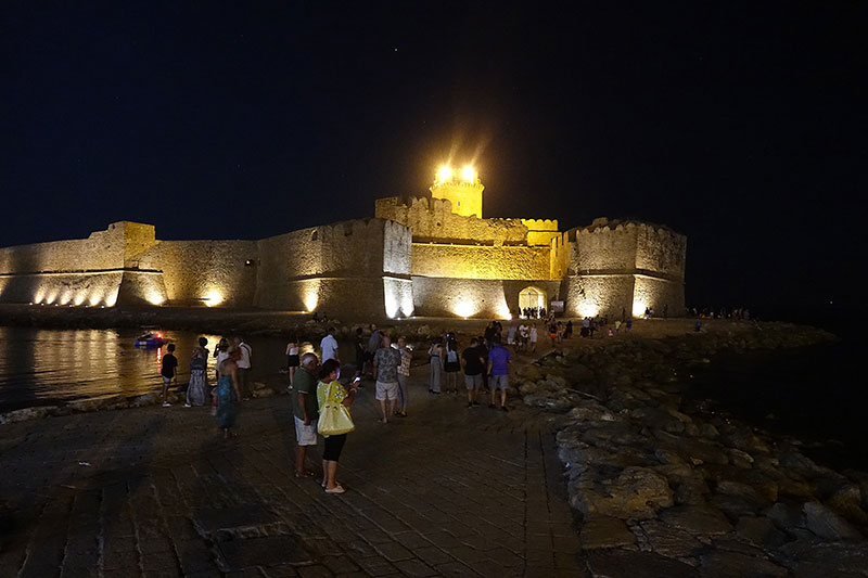 Das Castello di le Castella bei Nacht
