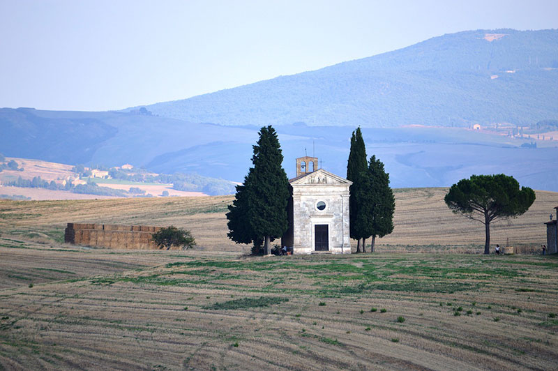Eine kleine Kapelle inmitten der Felder